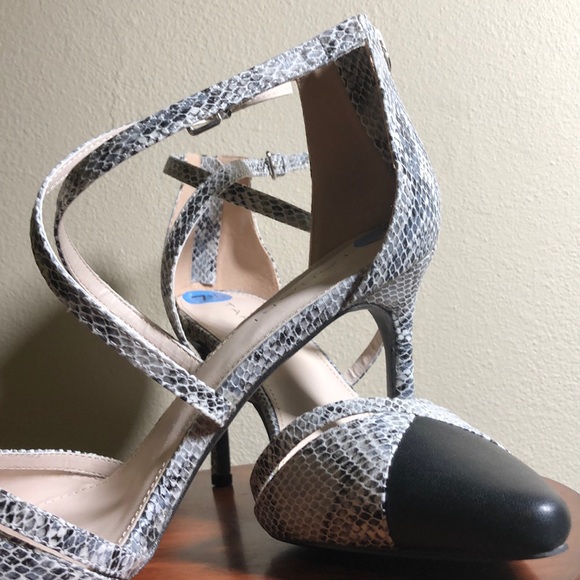 TAHARI EMMELINE LEATHER PUMP - Picture 6 of 8